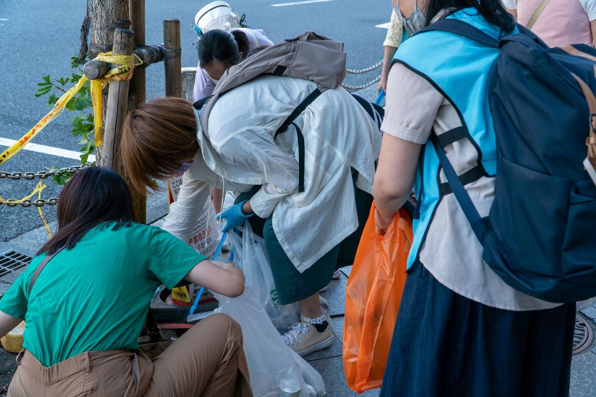 People picking up garbages